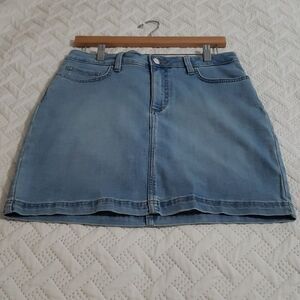 Lee. EUC. Medium Wash Blue Denim Skort; Lightweight Breathable Shorts. Size 10